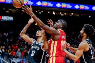 Clint Capela (au centre) à la lutte avec Nic Claxton et Spencer Dinwiddie pour une nouvelle défaite des Hawks. KEYSTONE/EPA/ERIK S. LESSER